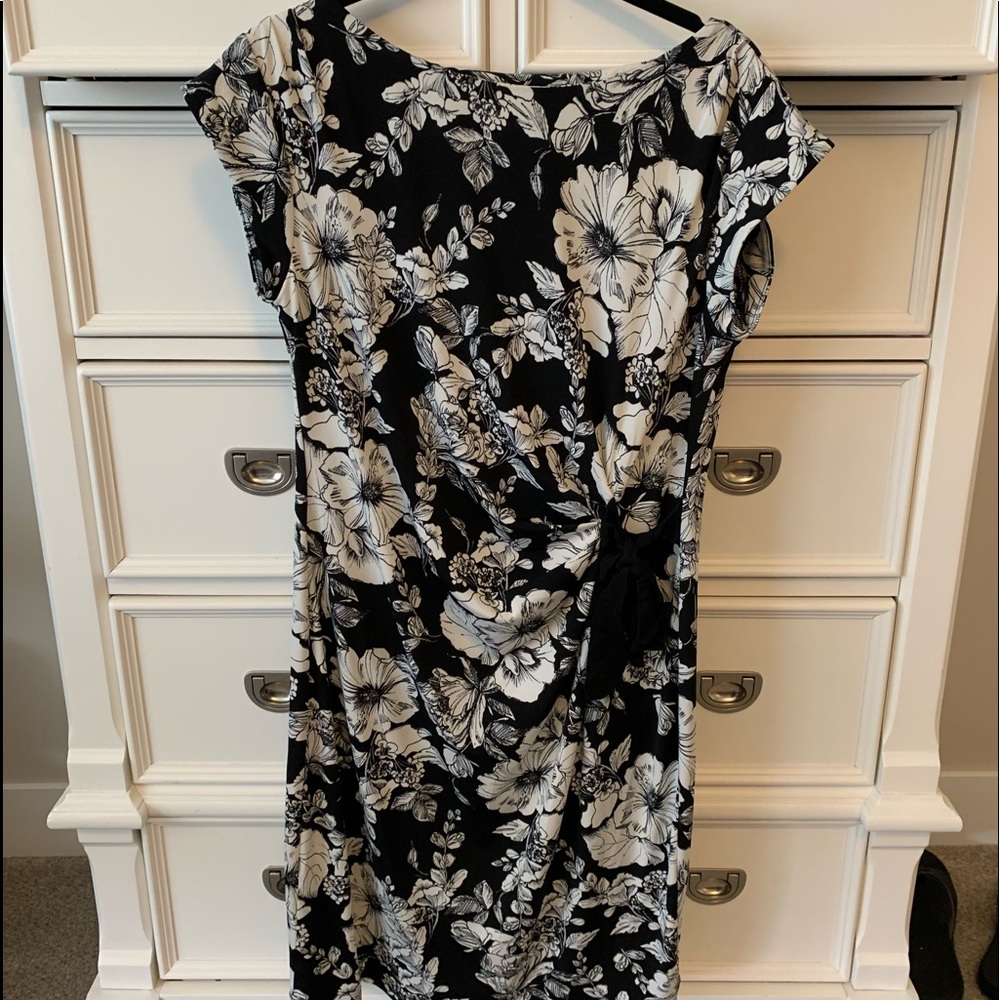 Beautiful maternity dress! A Pea in the Pod